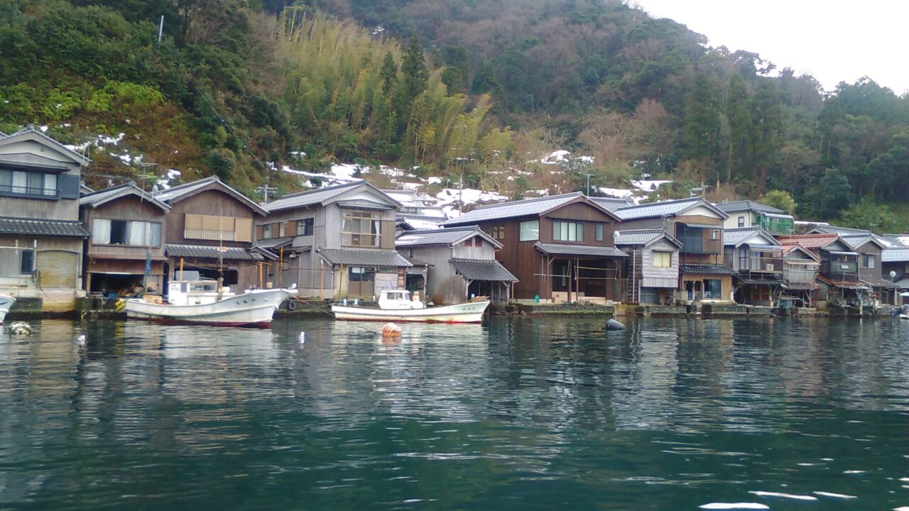 伊根の舟屋を船から眺める